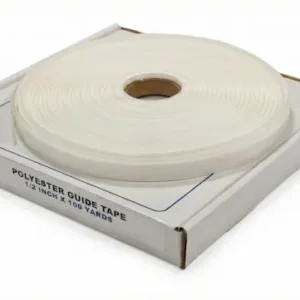Rollo de cinta guía blanca de poliéster de 1/2 pulgada en su caja de empaque.