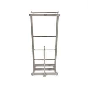 Estructura metálica cromada de empacadora industrial para tres rollos de plástico con soporte central ajustable.